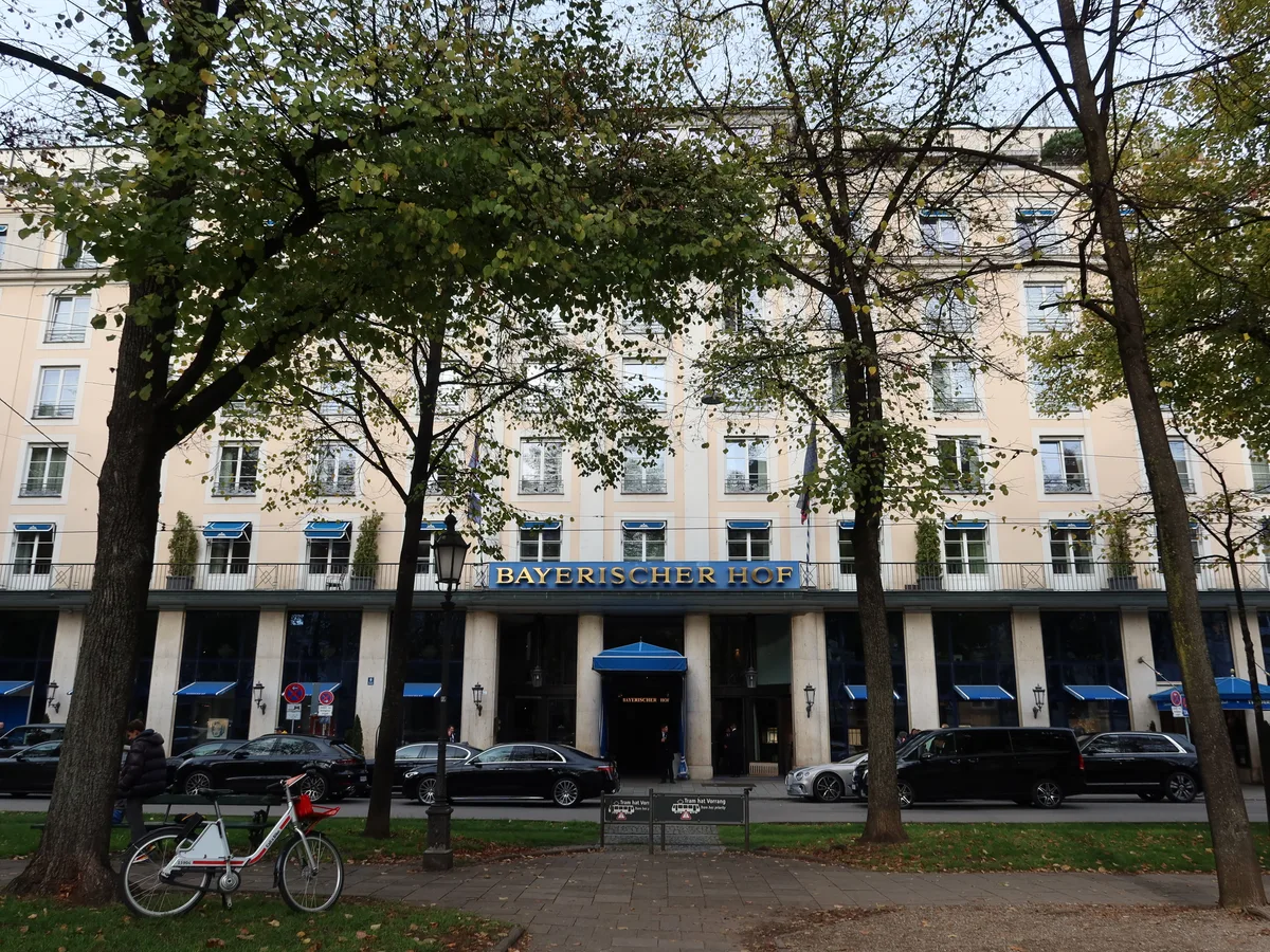 Komödie im Bayerischen Hof — 2